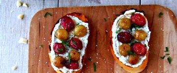 Roasted Grapes Crostini 