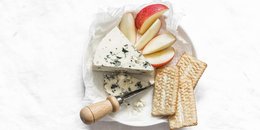 Crackers with Apple Slices and Cheese