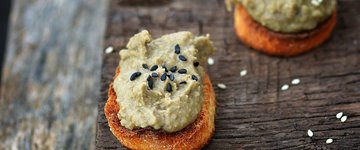 Navy Bean Hummus & Bagel Crisps