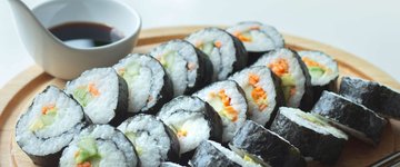 Sushi tekercs vagy egytál szezámmaggal
