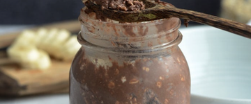 Keto chocolate brownie overnight oats