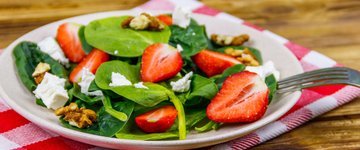 Spinach, berry salad
