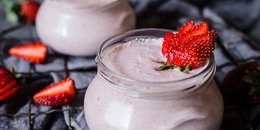 Low-carb coconut cream with berries