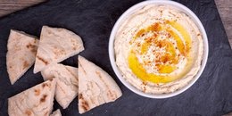 Pita bread and hummus 