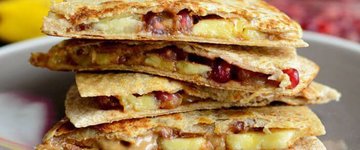 Gyümölcsös quesadilla túróval és mogyivajjal