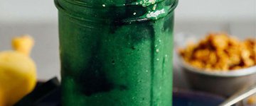 Super Green Spirulina Smoothie (5 Ingredients!)