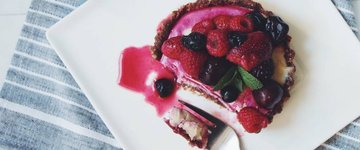 Vanilla Cheesecake with Chocolate Almond Crust