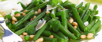 Green Beans With Roasted Nuts and Cranberries