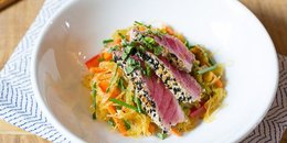 Steak de thon avec galettes de courge spaghetti