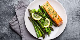 Dill Salmon with Asparagus and Carrots