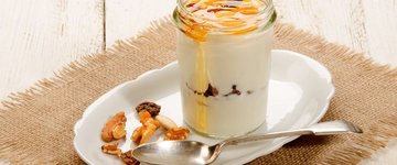 Kefir with Mixed Fruit and Raw Granola