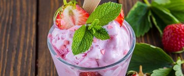 Low-carb coconut cream with berries