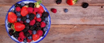 Mixed berries with coconut manna