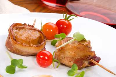 Prosciutto-Wrapped Scallops with Arugula