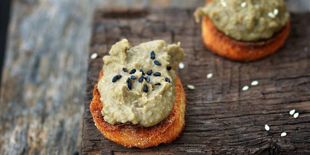 Navy Bean Hummus & Bagel Crisps