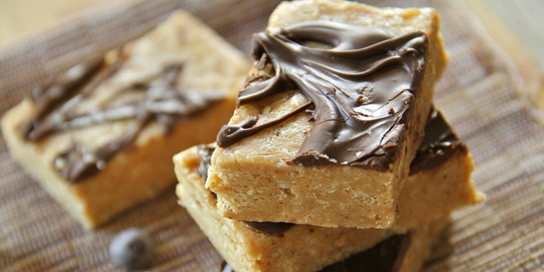 No-Bake Almond Fudge Protein Bars 