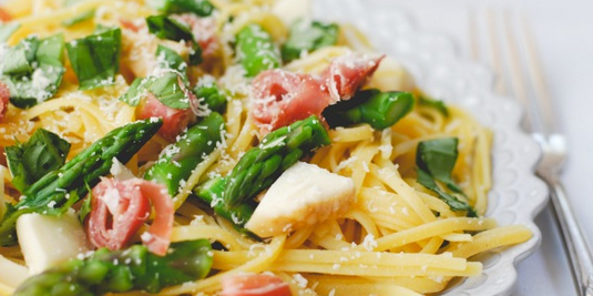 Creamy Spaghetti with Asparagus and Prosciutto