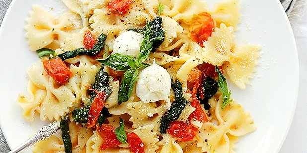 One-Pot Caprese Pasta Dinner