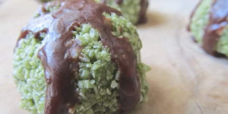 Raw Chocolate Matcha Macaroons 