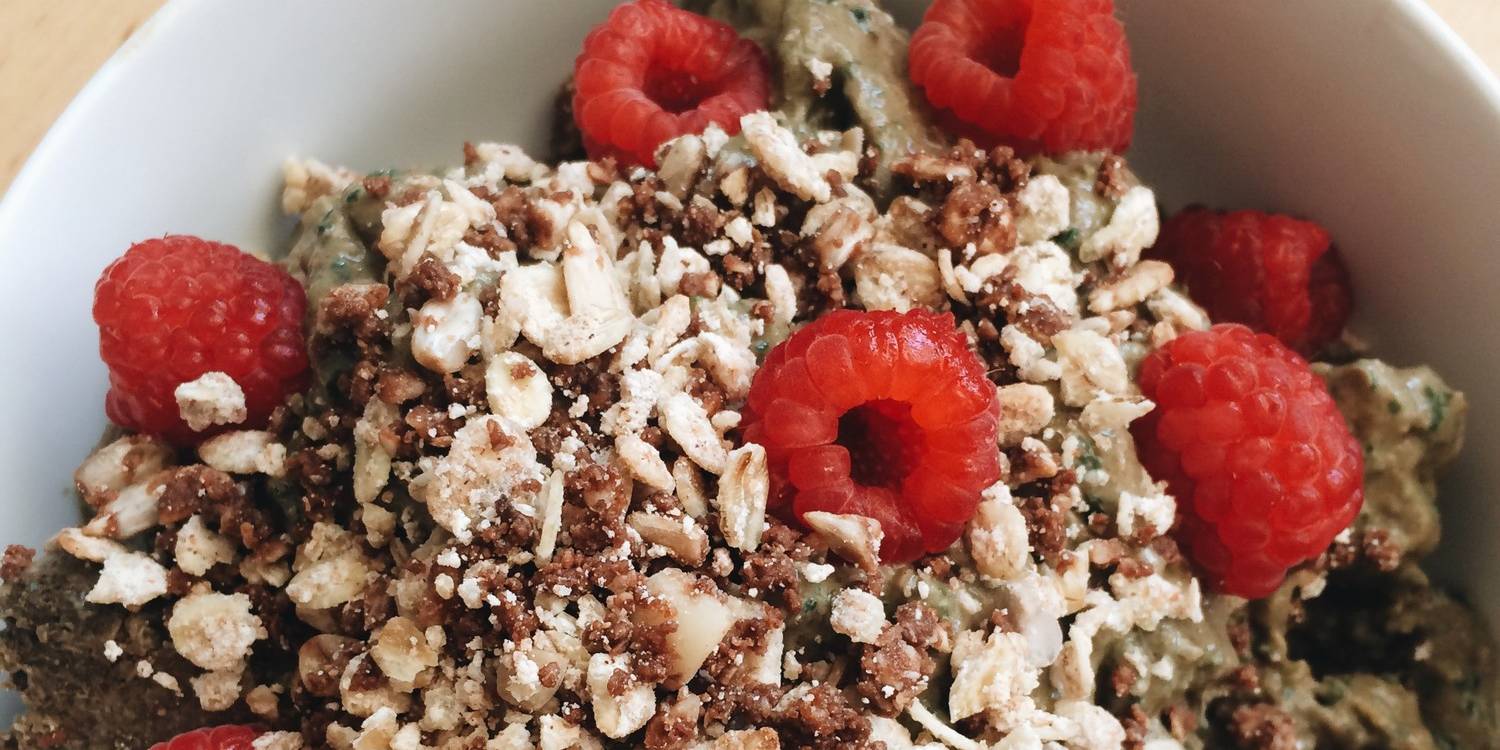 Minty Chocolate Raspberry Smoothie Bowl