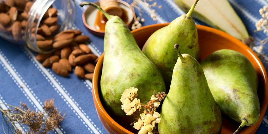 Sliced Pear & Almonds