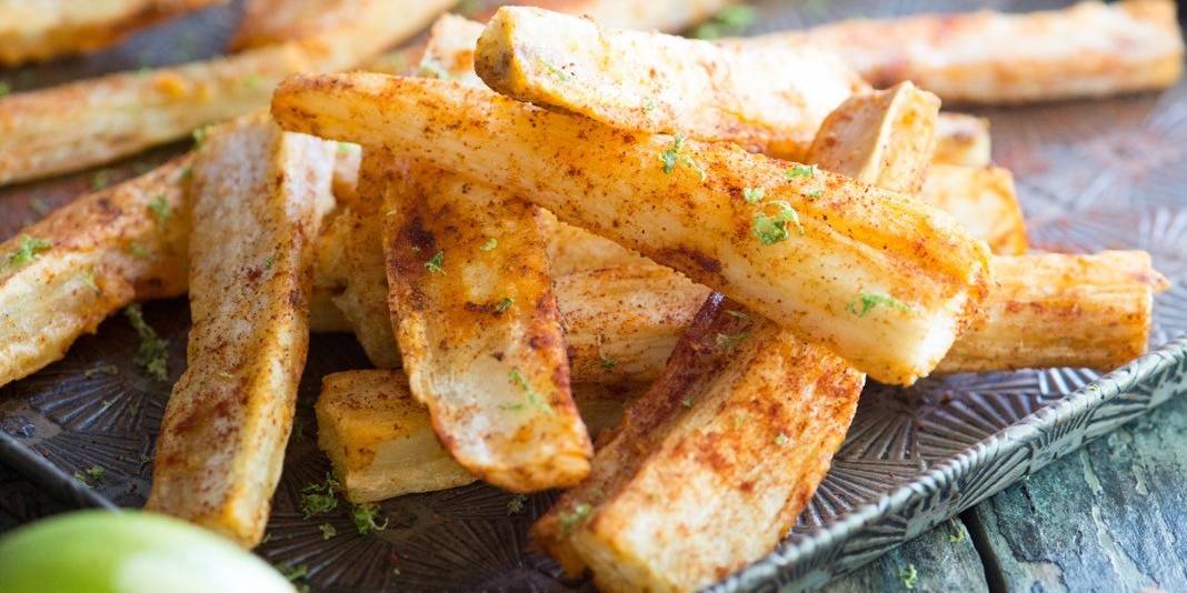 Spicy Cassava Fries with Garlic Sauce 