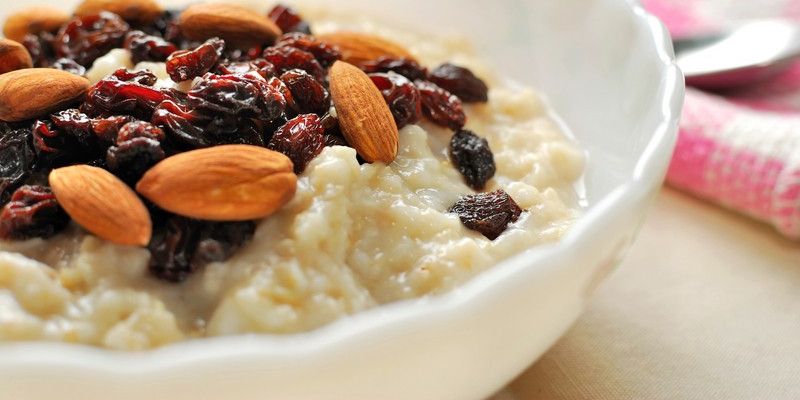 Oatmeal with shredded apple and cinnamon