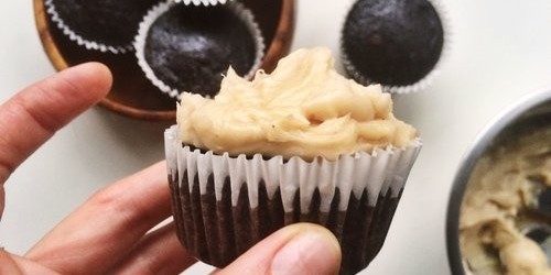 FLOURLESS CHOCOLATE CARDAMOM CUPCAKES 