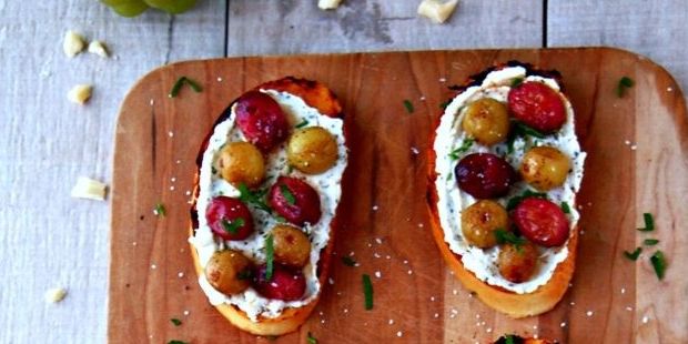 Roasted Grapes Crostini 