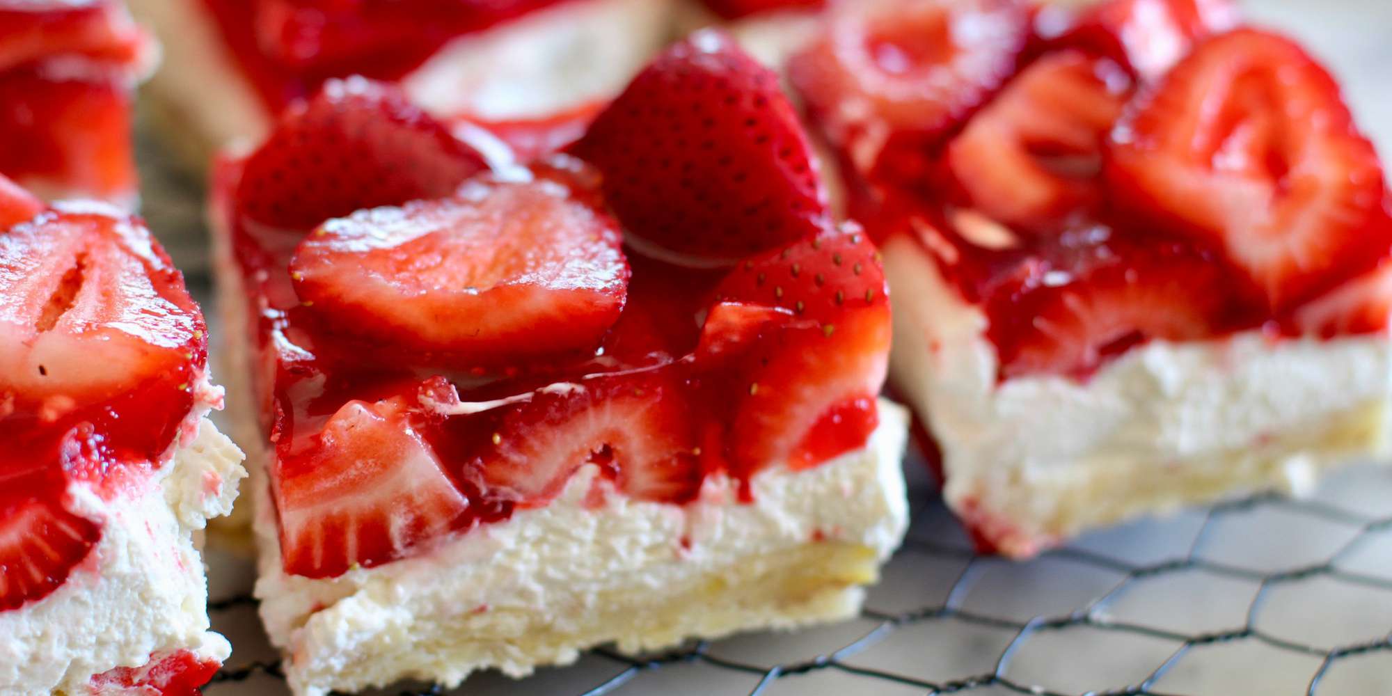 Strawberry Yogurt Cheesecake Bites