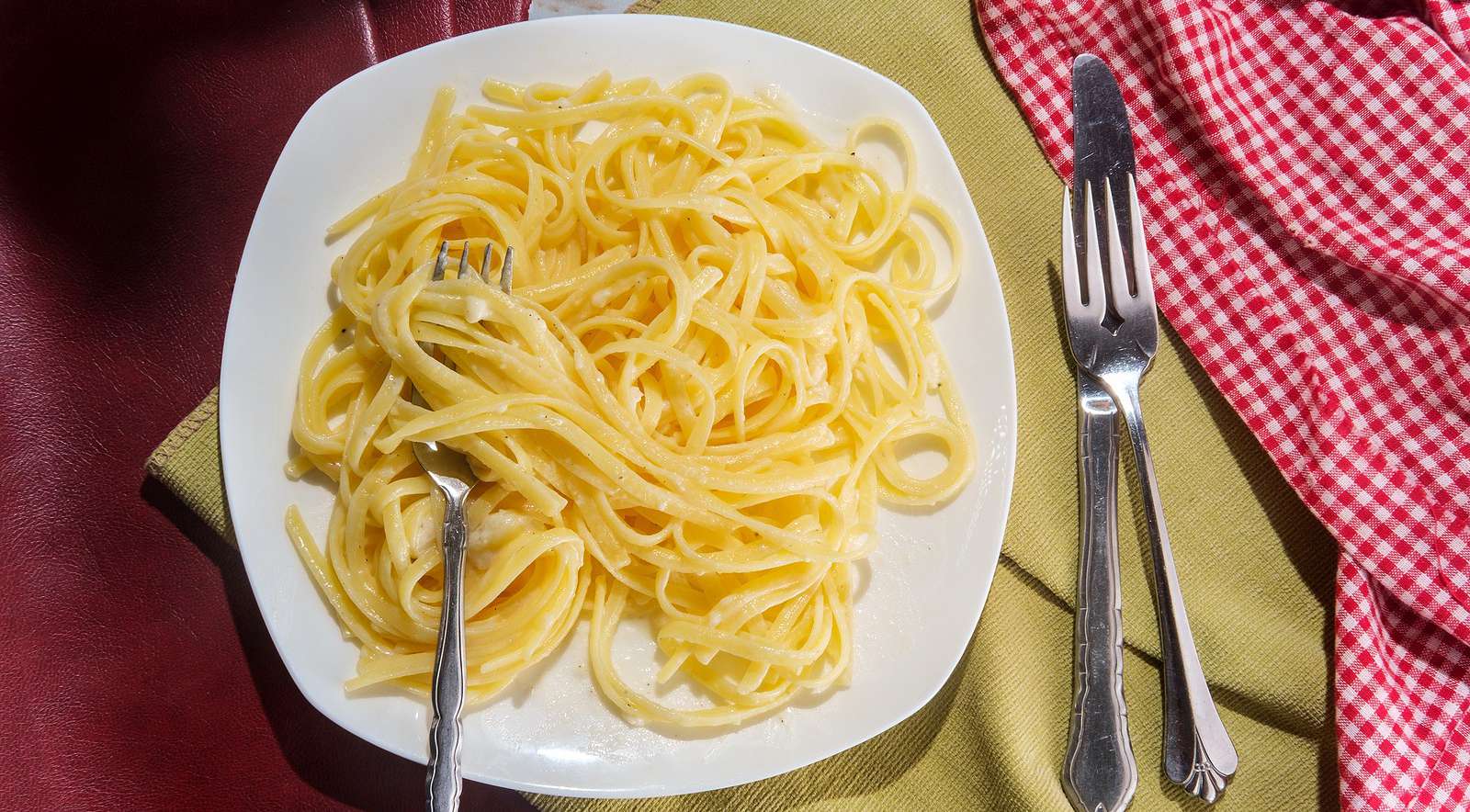 Fettuccine with Creamy Cauliflower Alfredo Sauce