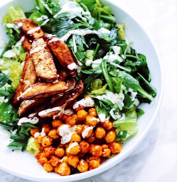 Bol de pois chiches à l'harissa tahini et verdures