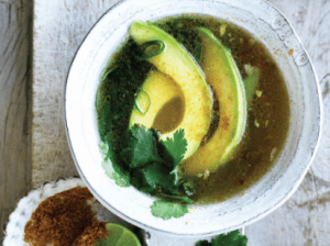 Bouillon de poulet, citron et avocat