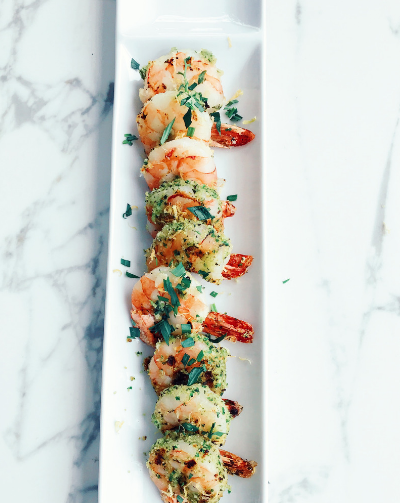 Crevettes grillées en croûte d'herbes