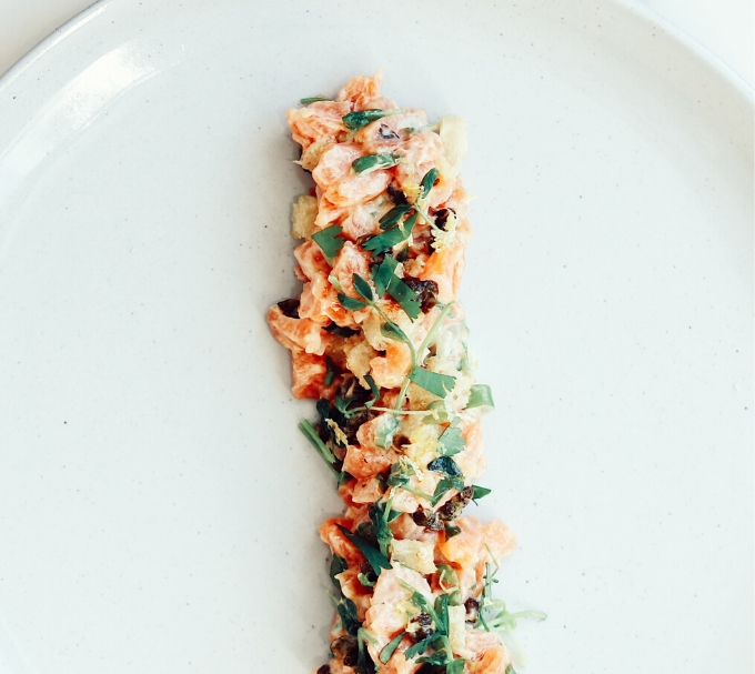 Tartare de Saumon câpres frits et zeste de citron