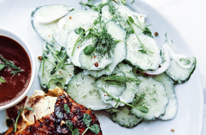 Salade de concombre crémeuse d'été