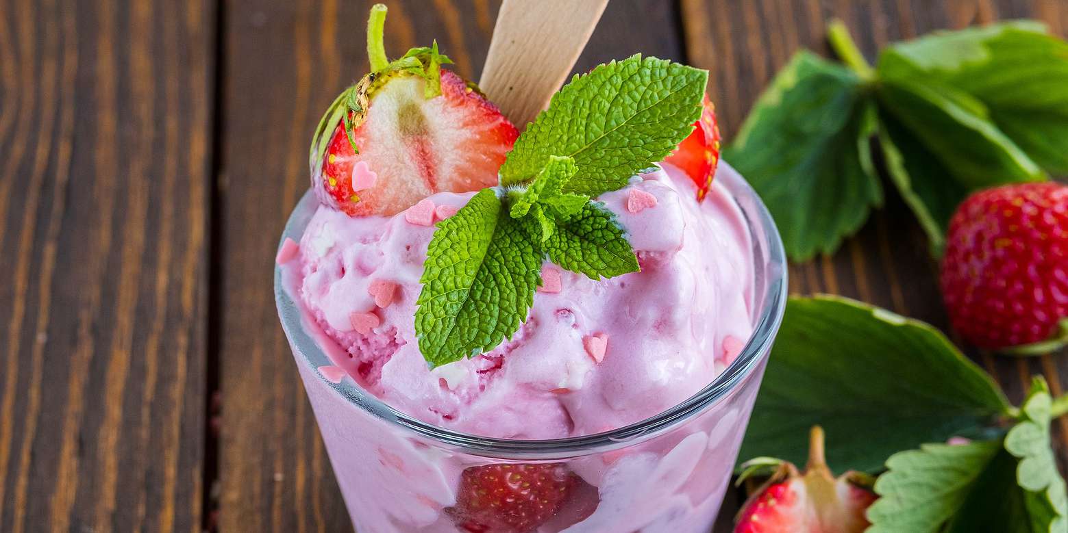 Low-carb coconut cream with berries