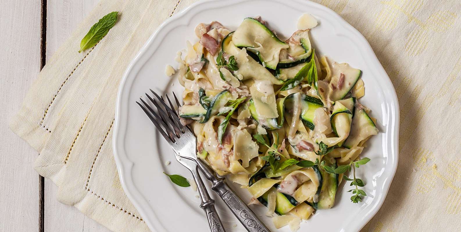 Courgetti Noodles with Pesto, Peas and Pancetta