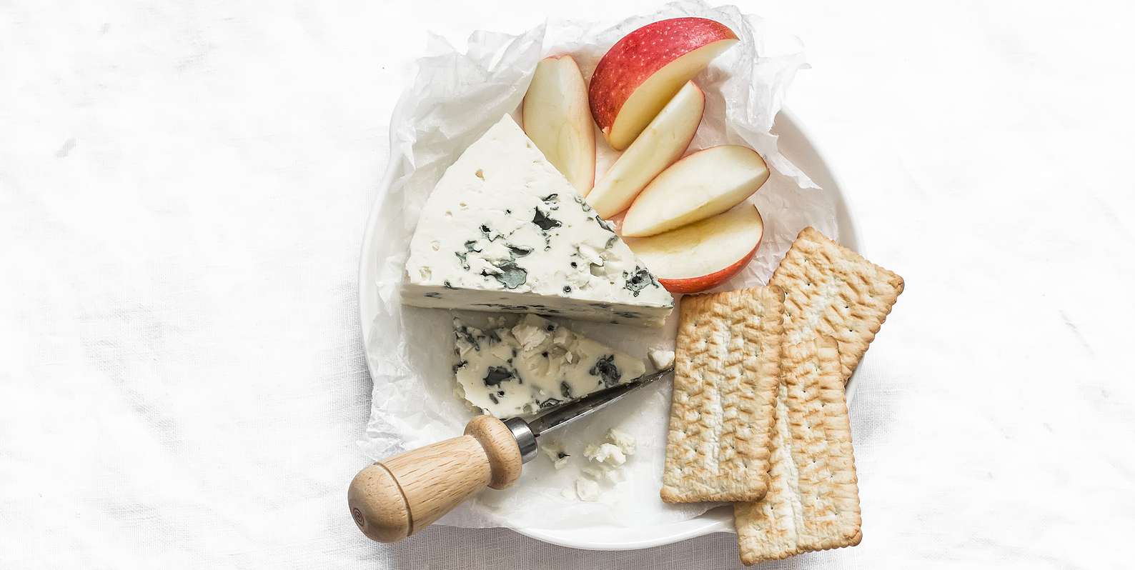 Crackers with Apple Slices and Cheese