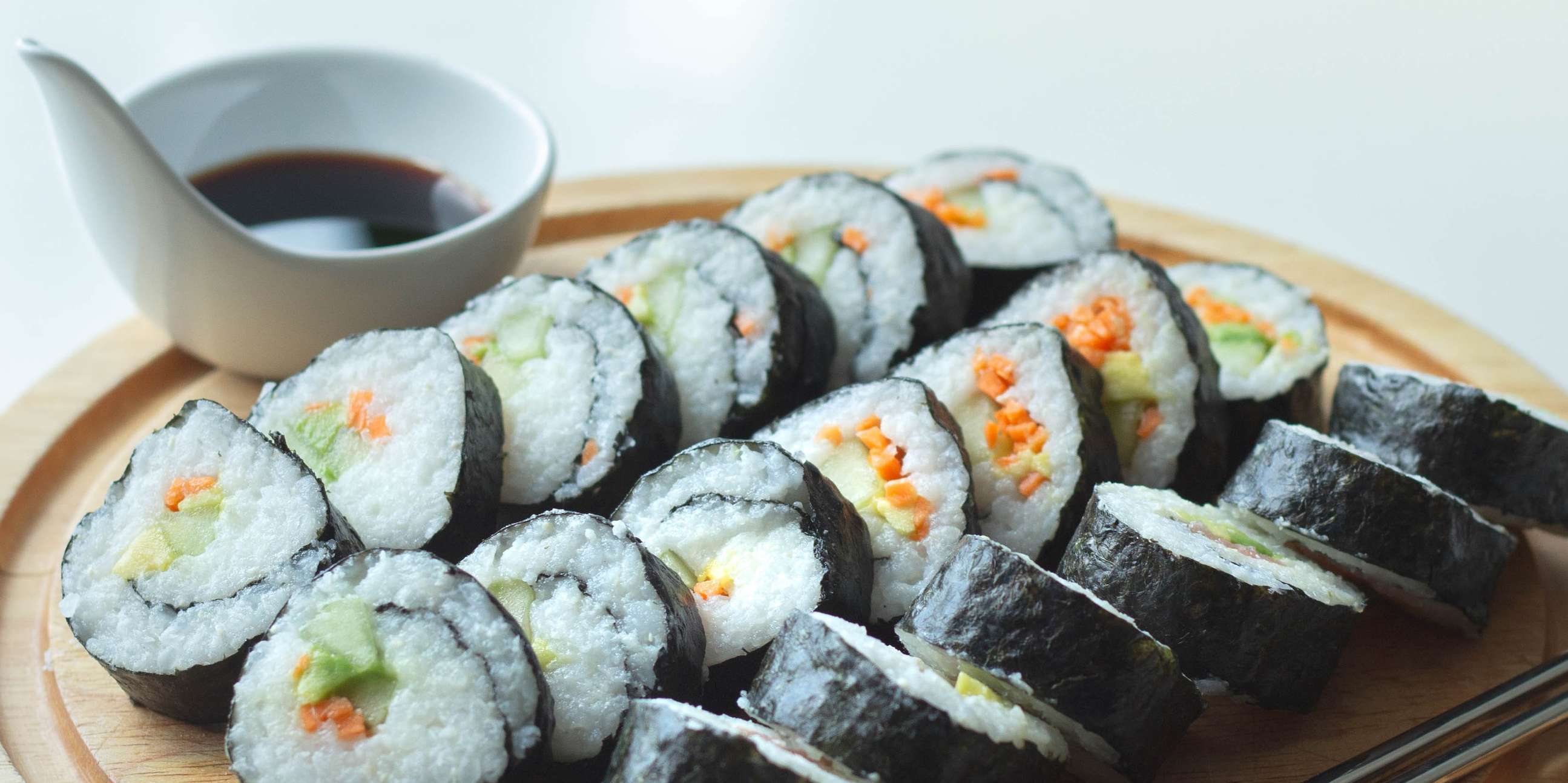 Sushi tekercs vagy egytál szezámmaggal