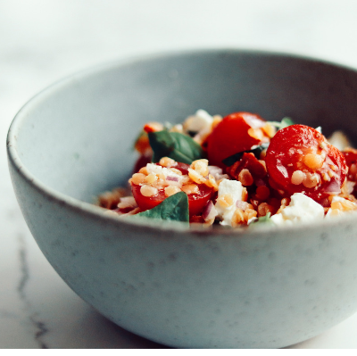 Salade de lentilles, feta, tomates, et basilic