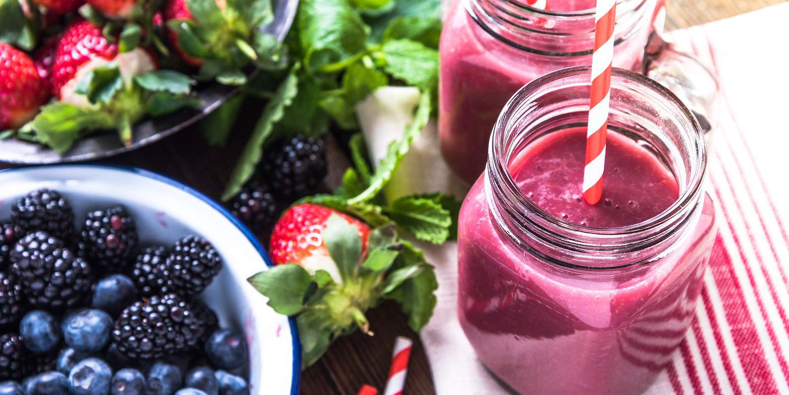 Mixed Berry Smoothie with Spinach and Oats
